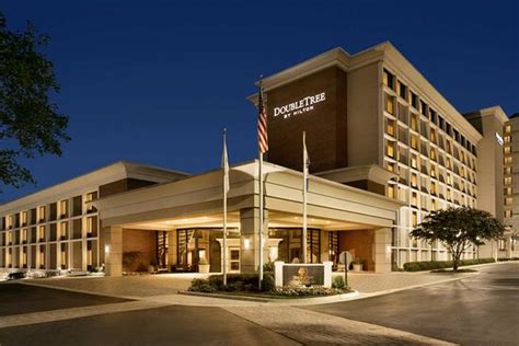 Doubletree by Hilton McLean Tysons Corner Exterior