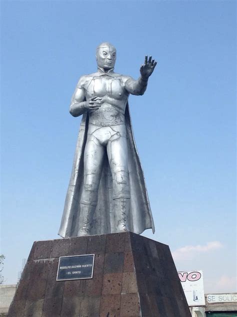 El Santo statue in Tulancingo
