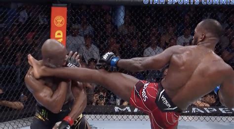 Leon Edwards lands a head kick to Kamaru Usman