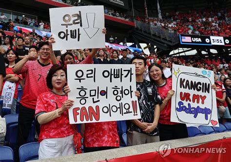 South Korean women and men hold signs during a pro-#metoo protest
